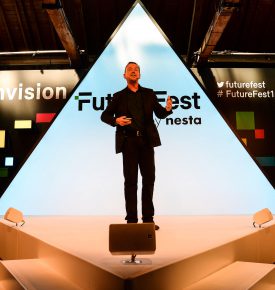 Mężczyzna występujący na Festiwal FutureFest w Londynie