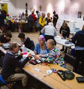 Osoby naprawiające sprzęty w Repair Cafe Malmö