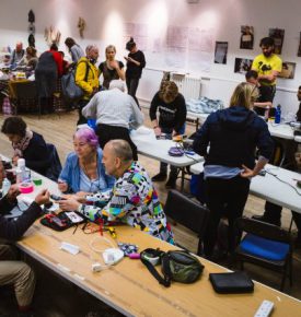 Osoby naprawiające sprzęty w Repair Cafe Malmö