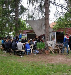 Ludzie na spotkaniu plenerowym w Otwartym Ogrodzie Społecznym w dzielnicy Z-Bau w Norymberdze