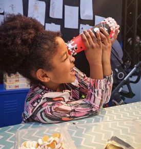 Dziewczynka bawiąca się w kreatywnym centrum dla dzieci w Szwecji