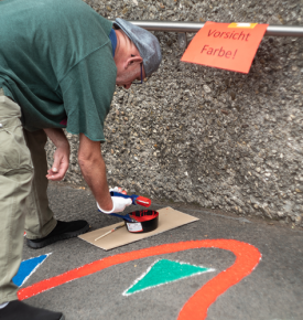 Mężczyzna malujący murale w dzielnicy U1 w Norymberdze