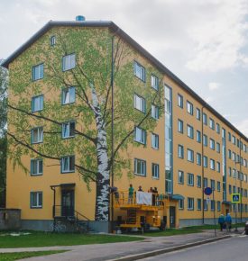 Smart En City Tartu, budynek po remoncie pomalowany na żółto