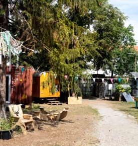 Domki, przyczepy kempingowe w Otwartym Ogrodzie Społecznym w dzielnicy Z-Bau w Norymberdze