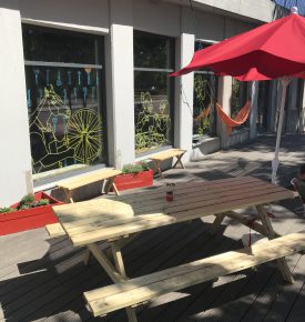 Stolik i parasol przed budynkiem Elbow Room Coworking Space