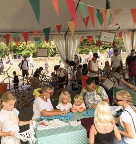 Zajęcia grupowe w kreatywnym centrum dla dzieci w Szwecji