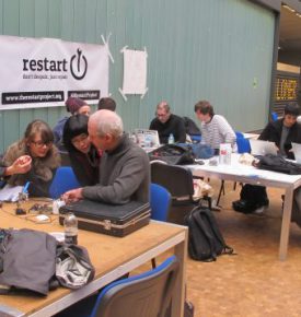 Osoby naprawiające sprzęty w Repair Cafe Malmö