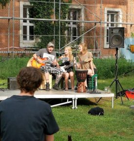 Pięć osób na koncercie w otwartym Ogrodzie Społecznym w dzielnicy Z-Bau w Norymberdze