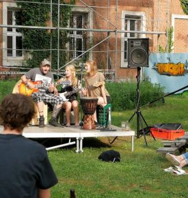 Pięć osób na koncercie w otwartym Ogrodzie Społecznym w dzielnicy Z-Bau w Norymberdze