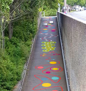 Kolorowe rysunki na ścieżce w dzielnicy U1 w Norymberdze