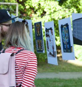 Dwie osoby oglądające wizualizacje projektów murali