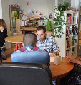 Cztery osoby na spotkaniu w Elbow Room Coworking Space