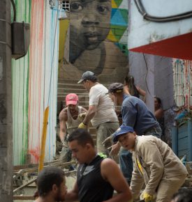 Ludzie pracujący przy remoncie Schodów tropikalnych w meksyku