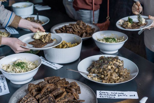 Food SHIFT 2030 Wrocław, stół szwedzki z potrawami