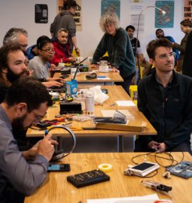 Ludzie na spotkaniu w Repair Cafe Malmö