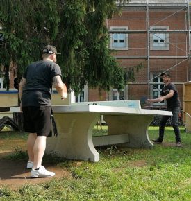 Dwóch mężczyzn grających w pink ponga w Otwartym Ogrodzie Społecznym