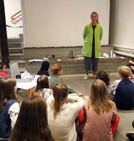 Kobieta rozmawiająca z dziećmi w kreatywnym centrum dla dzieci w Szwecji