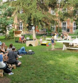 Ludzie na spotkaniu i koncercie w Otwartym Ogrodzie Społecznym