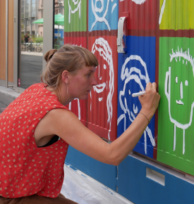 Kobieta malująca murale w dzielnicy U1 w Norymberdze