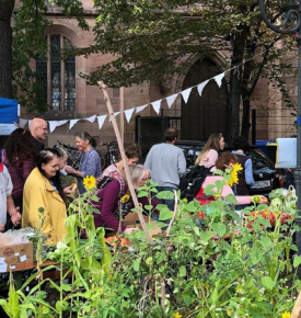 Ludzie na ulicy w dzielnicy U1 w Norymberdze