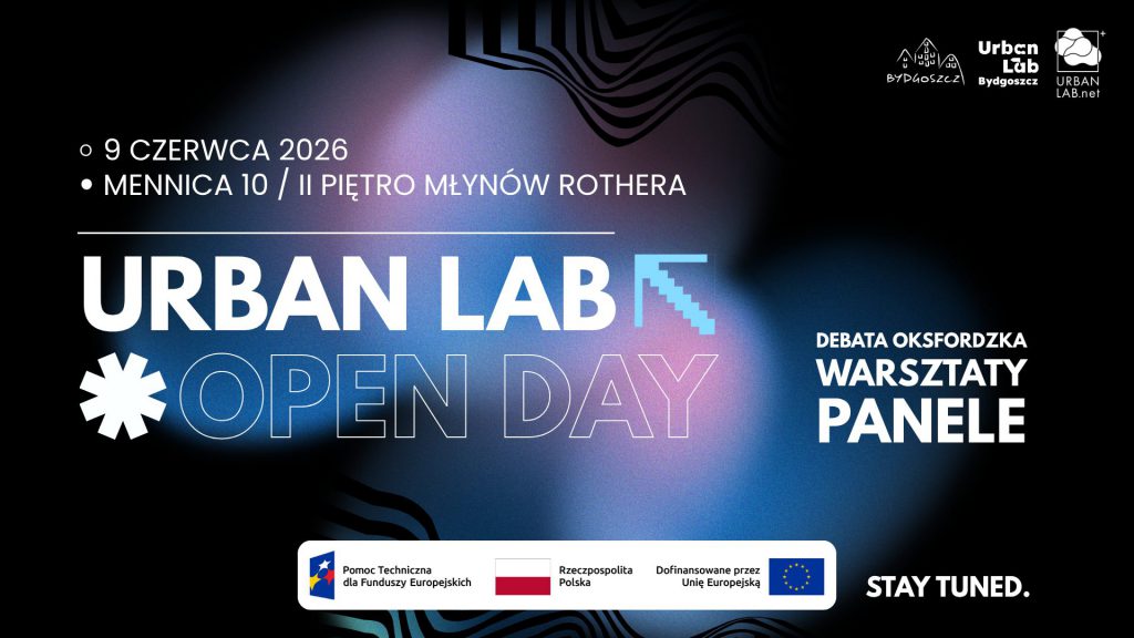 Grafika promująca wydarzenie „Urban Lab Open Day” utrzymana w nowoczesnej, futurystycznej stylistyce. Tło jest ciemne – czarne z niebiesko-fioletowymi świetlnymi rozmyciami oraz abstrakcyjnymi falistymi wzorami. W centralnej części znajduje się duży biały napis „URBAN LAB OPEN DAY”.W lewym górnym rogu podano datę i miejsce wydarzenia: „9 czerwca 2026, Mennica 10 / II piętro Młynów Rothera”. W prawym górnym rogu widoczne są logotypy Miasta Bydgoszczy, Urban Lab Bydgoszcz oraz UrbanLab.net.Po prawej stronie grafiki znajdują się hasła: „Debata oksfordzka”, „Warsztaty”, „Panele”, a w prawym dolnym rogu napis „Stay tuned.”.Na dole umieszczono pasek z logotypami programu Funduszy Europejskich, Rzeczypospolitej Polskiej oraz Unii Europejskiej.